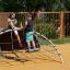 Děti si hrají na Mini Climber steel structure na hřišti.