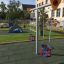 Baby Double Swing na hřišti s bezpečnostními povrchy a zelenou plochou v pozadí