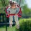 Dítě si venku užívá Baby Double Swing