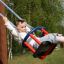 Dítě si užívá jízdu na Baby Double Swing.