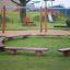 Firepit seating dřevěné lavičky uspořádané do kruhu na trávě hřiště
