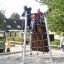 Děti lezoucí na Medusa steel structure na hřišti.