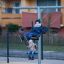 Youth Double Swing se dvěma dětmi hrajícími si venku na herních prvcích