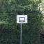Basketbasketbalový koš ze sady produktů 'Basket' umístěný v bujném zeleném parku.