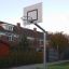 Venkovní basketbalový koš na kovovém sloupu v obytné oblasti
