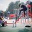 Děti si hrají na Seesaw v barevném hřišti.