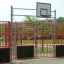 Basketbalový koš s červeným a černým plotem hřiště od Shea.