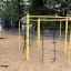 Žluté herní vybavení Dolphin steel structure v prostředí parku
