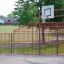 Červeno-šedé hřiště Parc de Prince s basketbalovým košem.