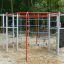 Orca steel structure herní prvky v parku s lezeckými sítěmi a lany.