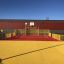 Maracana hřiště s červenými a žlutými povrchy, včetně basketbalového hřiště a bezpečnostních plotů i
