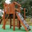 Stranda wooden playhouse s lezeckou stěnou a skluzavkou na hřišti.
