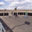 Venkovní sportovní hřiště s dětmi hrajícími roller hockey, s multifunkčním zařízením Anfield Road