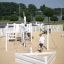 Nature Ship Sandbox, wooden playhouse na slunném hřišti s hrajícími si dětmi