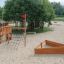 Nature Ship Sandbox, wooden playhouse na pískovém hřišti s okolními stromy.
