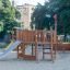 Nature Ship Sandbox, wooden playhouse se skluzavkou a lezeckou konstrukcí na hřišti.