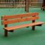 Larchwood Bench na hřišti s lezeckými konstrukcemi v pozadí