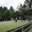 Děti hrající fotbal na Stamford Bridge multifunkčním sportovním hřišti s basketbalovými koši.