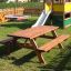 Larchwood Table & Bench na dětském hřišti s tobogánem v pozadí