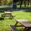 Larchwood Table & Bench v travnatém parku.