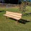 Bench, Steel Contruction s dřevěným sezením a opěradlem na travnaté ploše dětského hřiště.
