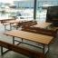 Moderní Table & Bench sestava z kovu a dřeva umístěná u doků.