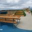 Dřevěný venkovní Table & Bench umístěný na střešním hřišti.