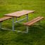 Dřevěná venkovní sada Table & Bench na travnatém poli.
