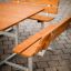 Sada Table & Bench Quadro na dlážděném povrchu.