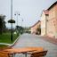 Sada Table & Bench Quadro v prostředí nádvoří s budovami a pouličními lampami.