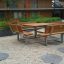 Venkovní nábytek Table & Bench Quadro v zahradním nádvoří.