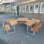 Šestiúhelníkový School Table & Bench před školní budovou.