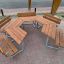 School Table & Bench s hnědými dřevěnými deskami na dlážděném povrchu
