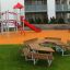 School Table & Bench na hřišti se skluzavkou a lezeckou konstrukcí v pozadí