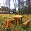 Venkovní dřevěný Table & Bench Nature umístěný v zahradě.