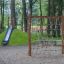 Butterfly climbing net na hřišti s tobogánem v pozadí
