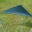 Sun Shade Triangle 3x3x3 Atlantis (Metal), zelená trojúhelníková sluneční clona instalovaná na travnaté ploše.