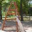 Dřevěná konstrukce Tipi I climbing net na hřišti