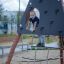 Dítě lezoucí na venkovní herní konstrukci Tipi II climbing net
