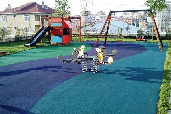 Dětské hřiště s bezpečnostní podlahou Wetpour 40, pružinovým houpadlem a skluzavkou
