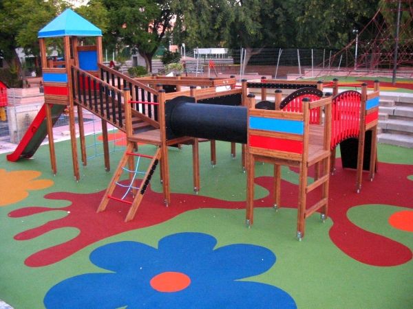 Dřevěná herní konstrukce na barevné bezpečnostní podlaze Wetpour 100.
