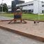 Dřevěná herní konstrukce Playhouse Nature v pískovišti na moderním hřišti.