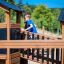 Dítě si hraje na Knight's Castle Nature playhouse with slide.