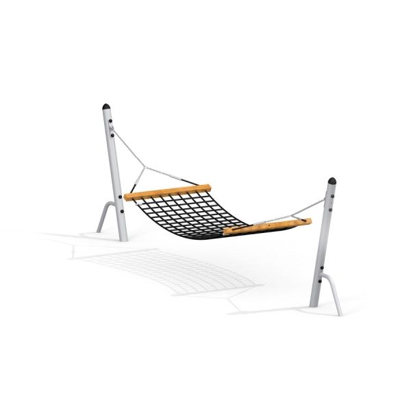 Hammock s kovovým rámem a dřevěnými podpěrami.