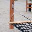 Hammock instalované v pískovišti na hřišti.