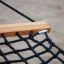 Detail Hammock s dřevěnou tyčí a černou lanovou sítí