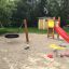 Hřiště s Toddler Tower Slide a hračkami do pískoviště.
