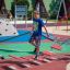 Děti si hrají na herních prvcích Wonderland Trim Trail.