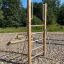 Vertical wooden ladder ve venkovním prostředí hřiště