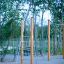 Vertical wooden ladder na venkovním hřišti.